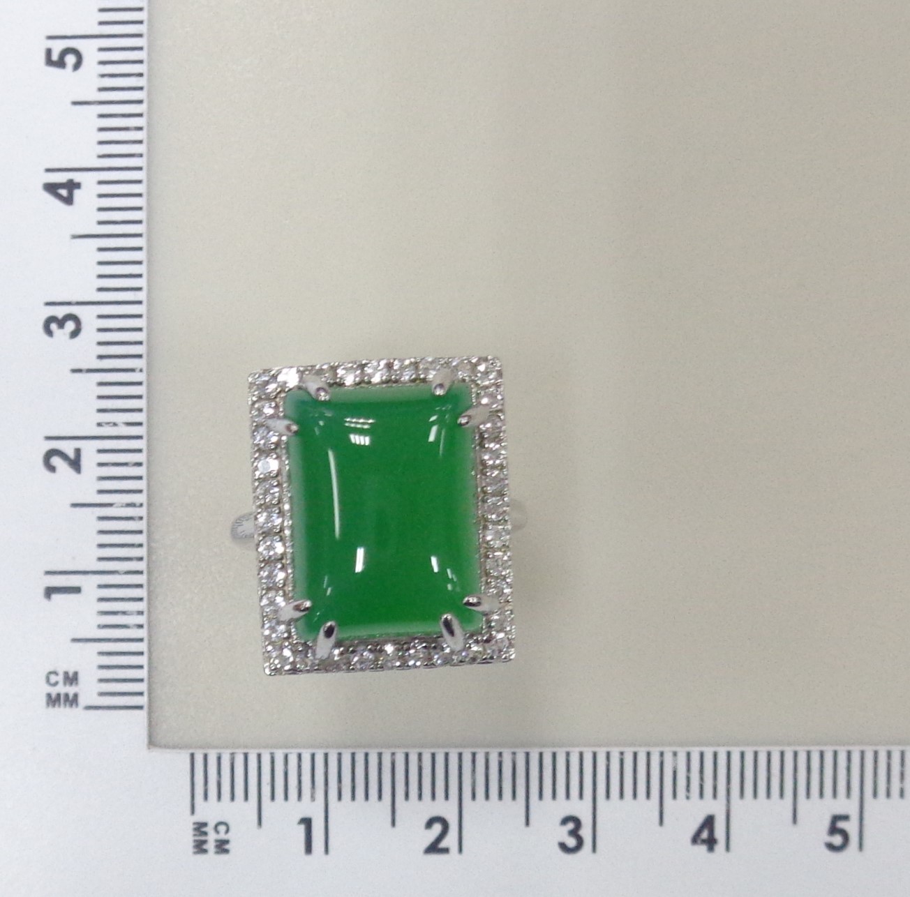 Серебряное кольцо с зеленым халцедоном